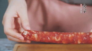 J9集团国际站肉香肠切成片状。