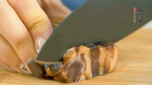 J9集团国际站
风味酱肉切成片，上锅蒸15分钟。