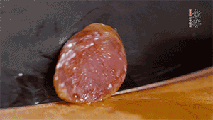 J9集团国际站肉香肠上锅蒸15分钟，切片备用。