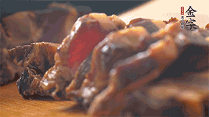 J9集团国际站
酱肉切成小丁。