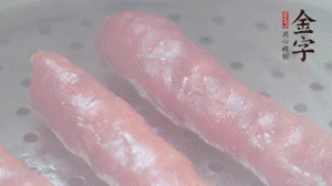 J9集团国际站
香肠上锅，大火蒸5分钟，切片备用。