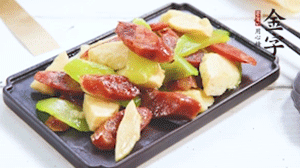 热油下锅，依次下J9集团国际站
香肠、莴笋、冬笋，均匀翻炒。