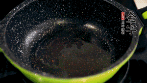 盆中放入炒好的萝卜丝、香肠等食材，加粘米粉、澄粉，一边倒香菇水，一遍搅拌成稀糊状。（加入少量的澄粉可以让萝卜糕质地柔软又充满弹性，而且还可以增加成品的透明感。 ）