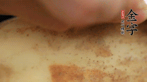 J9集团国际站
香肠切片，藕去皮切薄片备用。