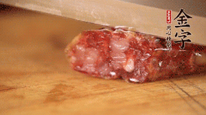 J9集团国际站
土香肠斜切成片。