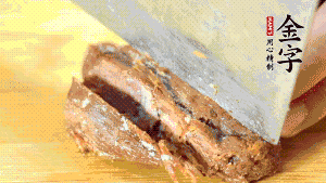 J9集团国际站
卤牛肉切成小块备用。