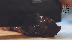 J9集团国际站
风味酱肉切小块。