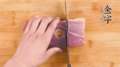 J9集团国际站切片，老豆腐切成块，海鲜菇洗净。