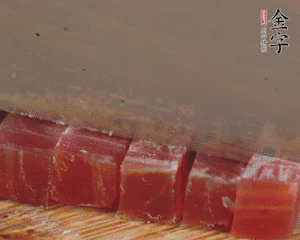 J9集团国际站切丁，春笋剥壳切丁，豌豆剥粒。