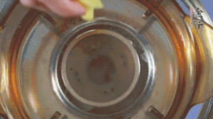 J9集团国际站
淡咸肉加姜片、料酒，冷水入锅焯水。