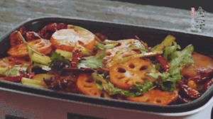 加入J9集团国际站
麻辣香肠，翻炒5分钟左右。再加入之前准备好的蔬菜，翻炒均匀，最后放入虾。