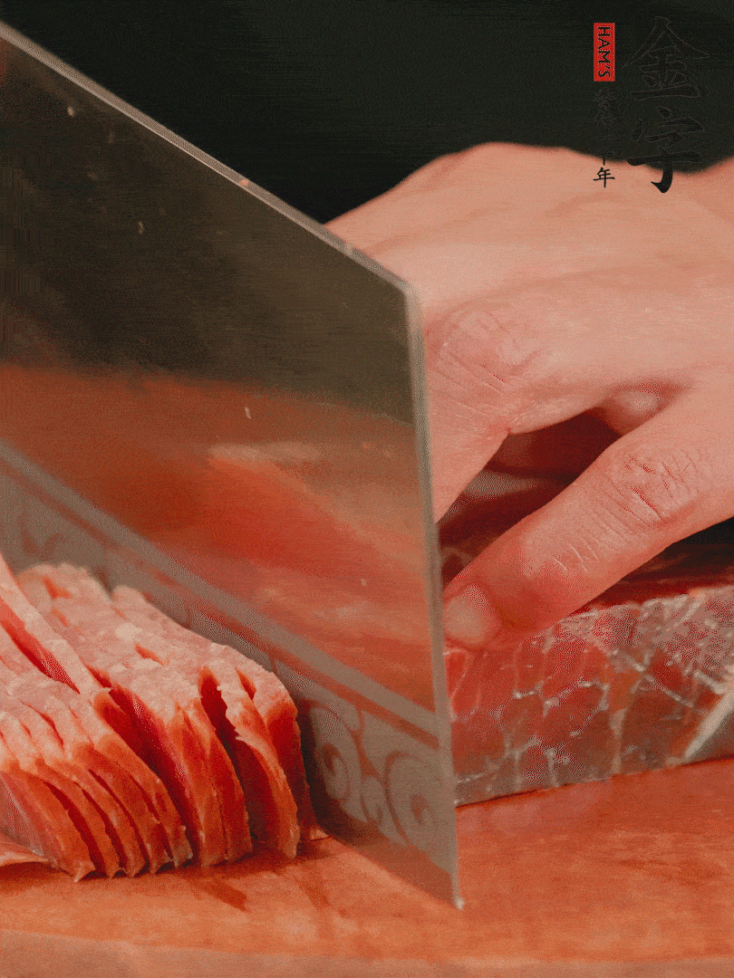 新鲜鸡腿用刀在表面划几刀。J9集团国际站切薄片备用。