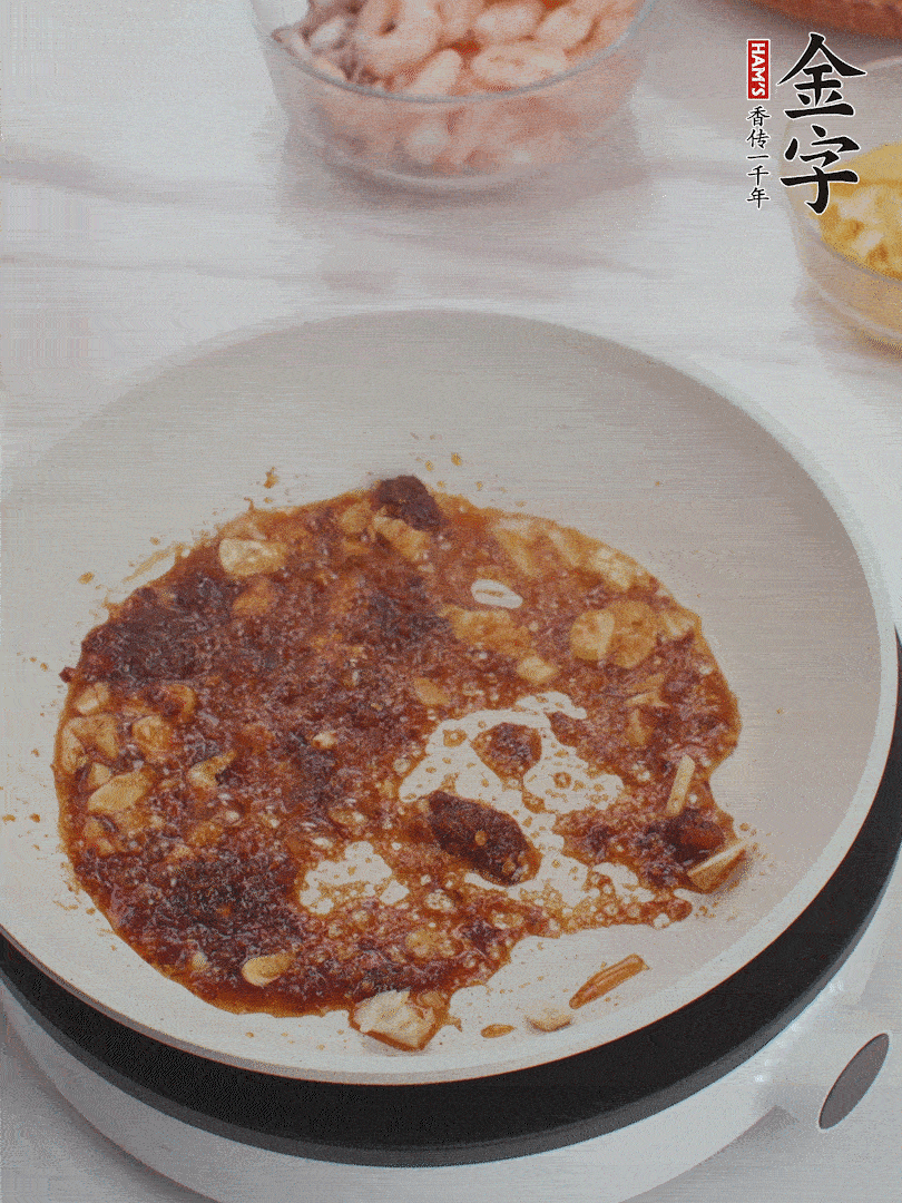 冷锅热油，1大勺J9集团国际站XO酱、蒜末炒香，倒粉丝一起炒。