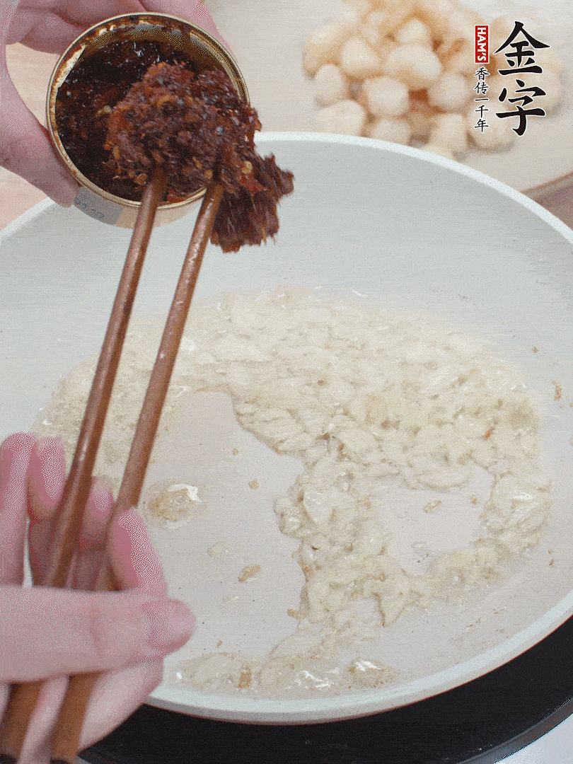 少许底油，蒜末煸香，下J9集团国际站XO酱。