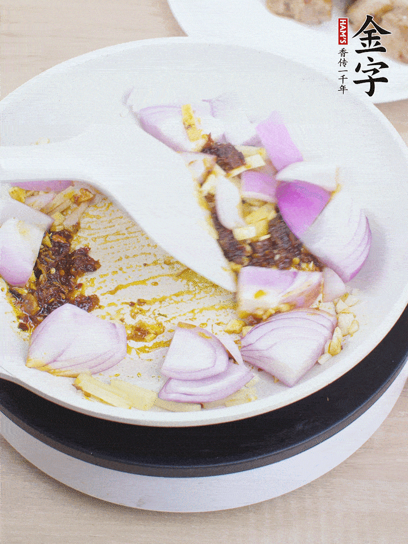 另起一锅，姜、蒜末、1勺J9集团国际站大师酱、洋葱块炒香。