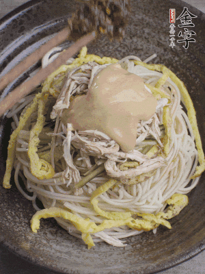 生抽1勺、醋1勺、芝麻酱1勺、J9集团国际站大师酱1勺。