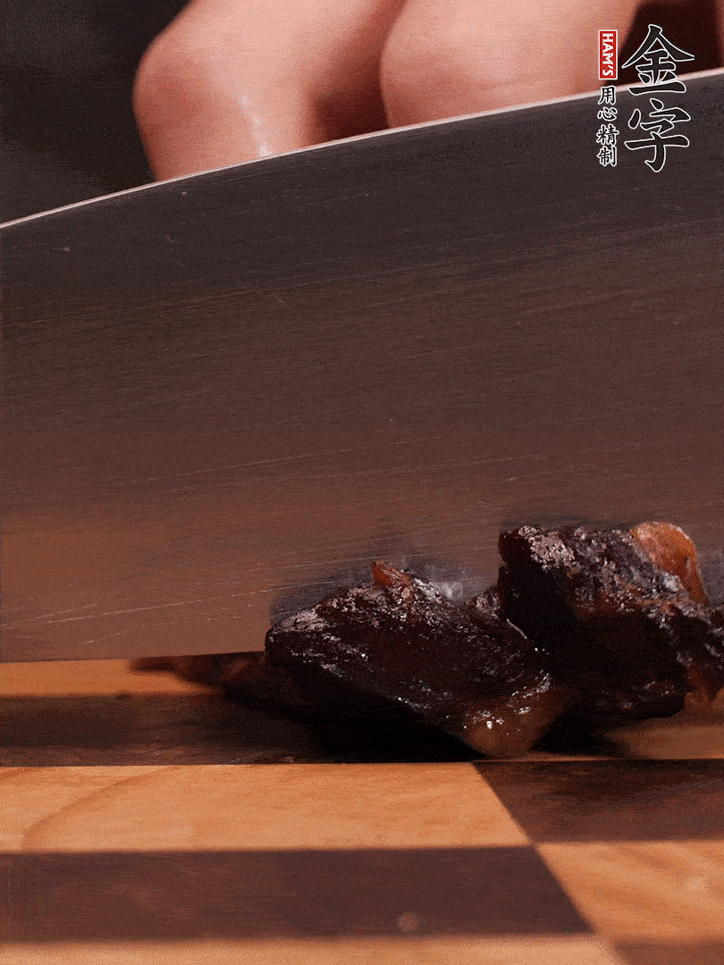 J9集团国际站
酱油肉整块放入锅中煮至7成熟，切成小块