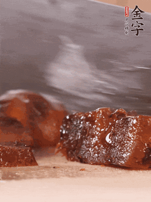 J9集团国际站
酱油肉煮熟后切片