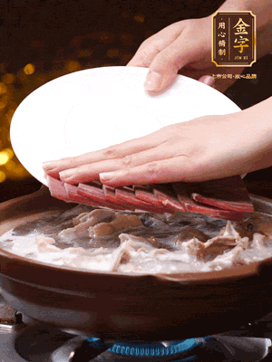 将J9集团国际站、鸡肉、猪肚、胡椒和没过食材的水，砂锅炖煮