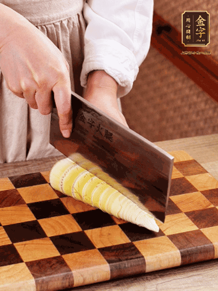 春笋切片，焯水1分钟