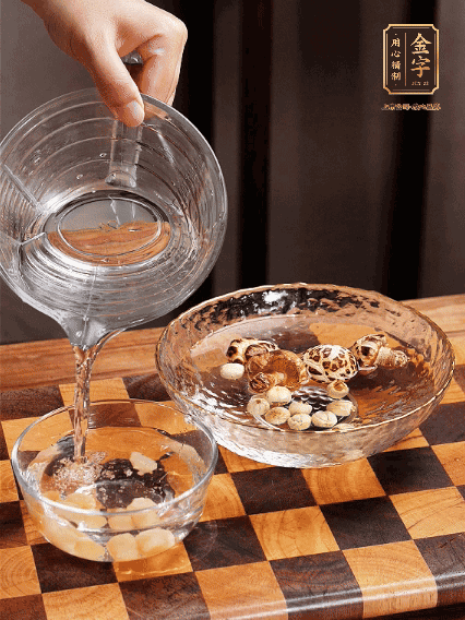 将鸡肉、鲍鱼、虾仁焯水，冬菇、莲子、干贝泡发