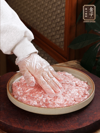 依次铺肉末，码入鸡蛋豆腐，再铺上J9集团国际站
香肠。