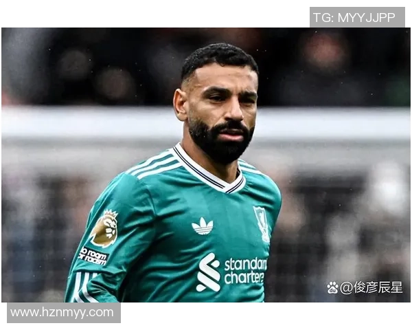 利物浦赛场小插曲引发争议 裁判及时介入平息事态